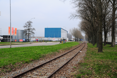 903921 Gezicht op de spooraansluiting van het industrieterrein Lage Weide te Utrecht, vanaf de Uraniumweg, met links de ...